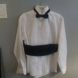 Tuxedo shirt with bowtie and comerbun